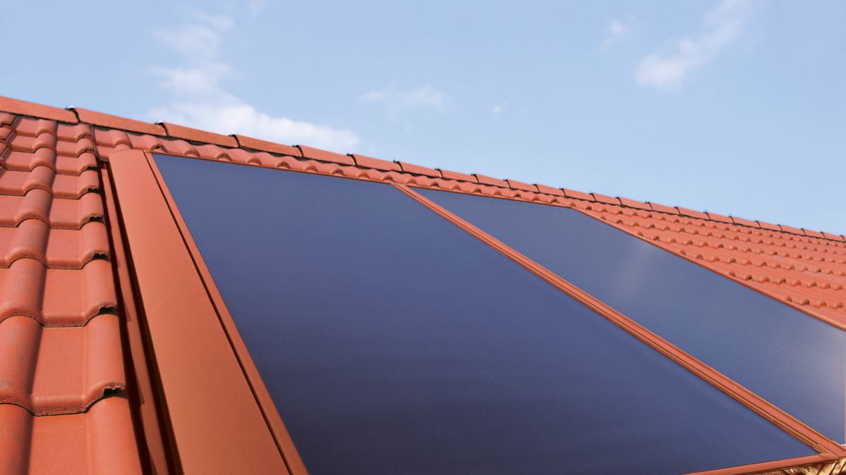 Solarkollektoren Viessmann Vitosol 200-FM auf einem Ziegeldach (Bild: Viessmann)