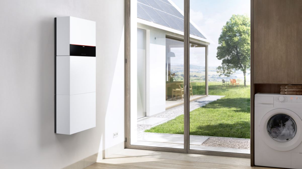 Batteriespeicher Viessmann Vitocharge VX3 im Hauswirtschaftsraum (Bild: Viessmann)