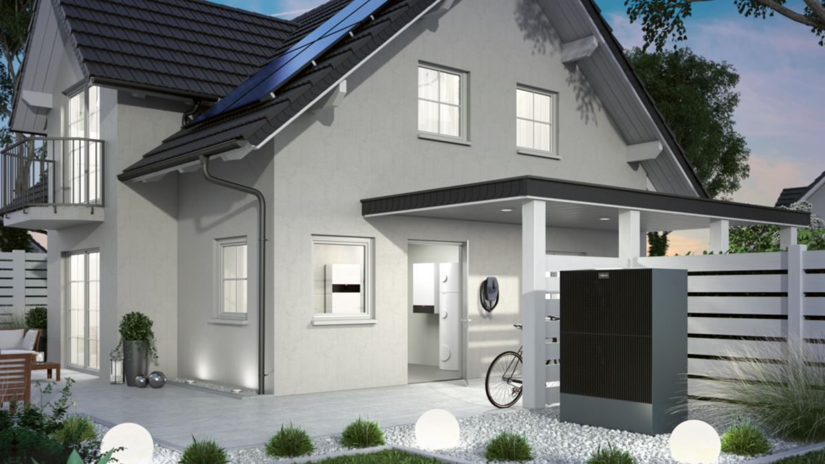 Viessmann-Wärmepumpe Vitocal 250-A an einem Einfamilienhaus (Bild: Viessmann)