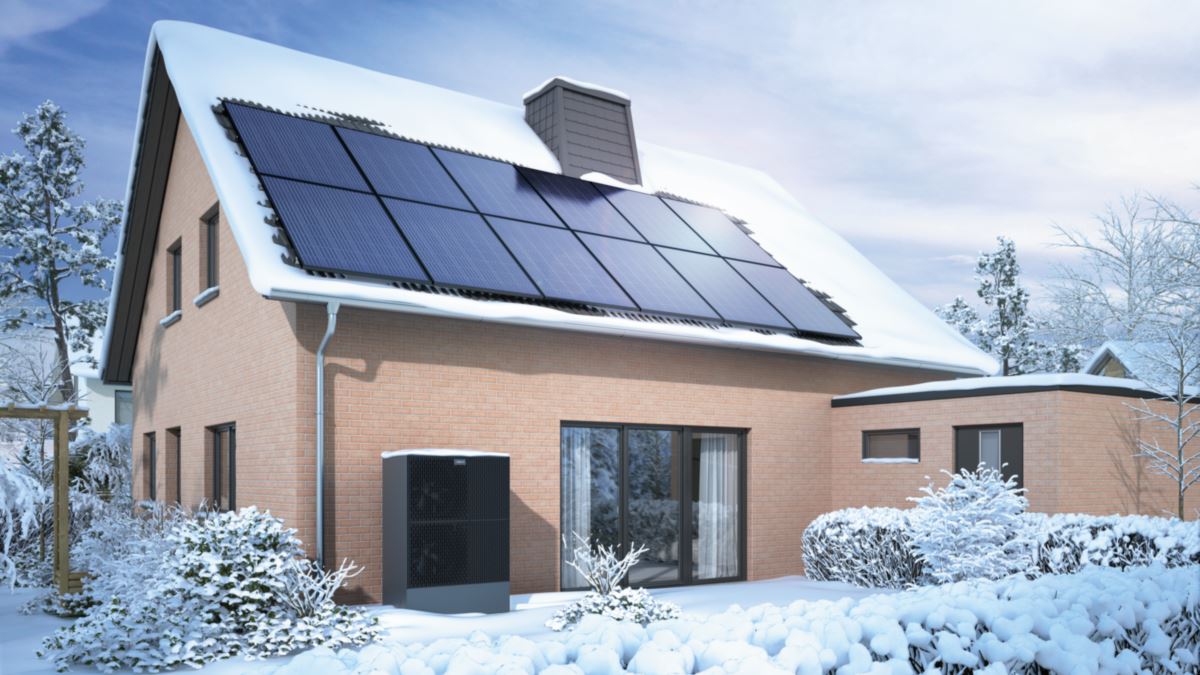 Viessmann-Wärmepumpe und Photovoltaik-Anlage an einem Haus im Winter (Bild: Viessmann)